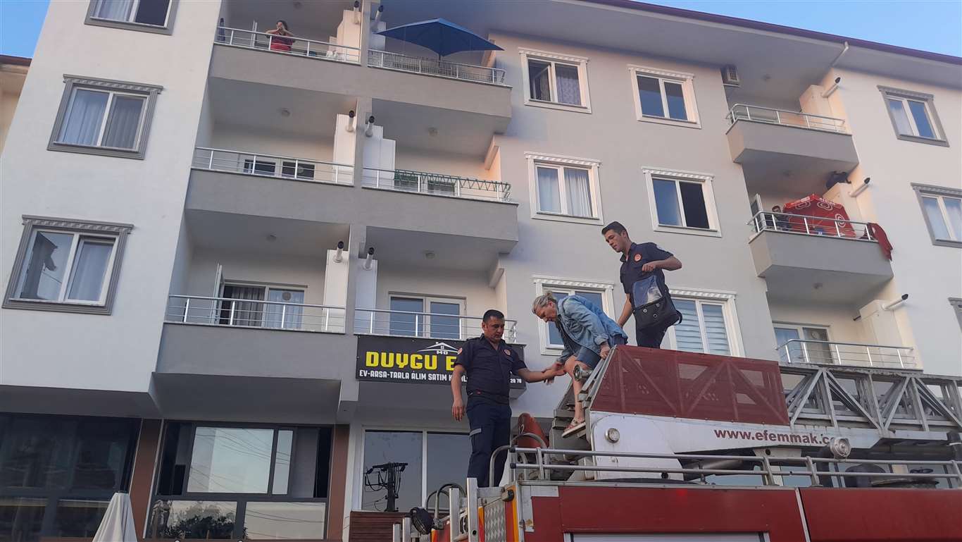       Yangında mahsur kalan vatandaş balkondan kurtarıldı haberi