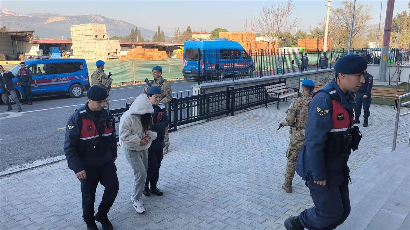 Yangında ölen çift ile ilgili kundaklama iddiası: Torunu ve 5 kişi adliyeye sevk edildi haberi