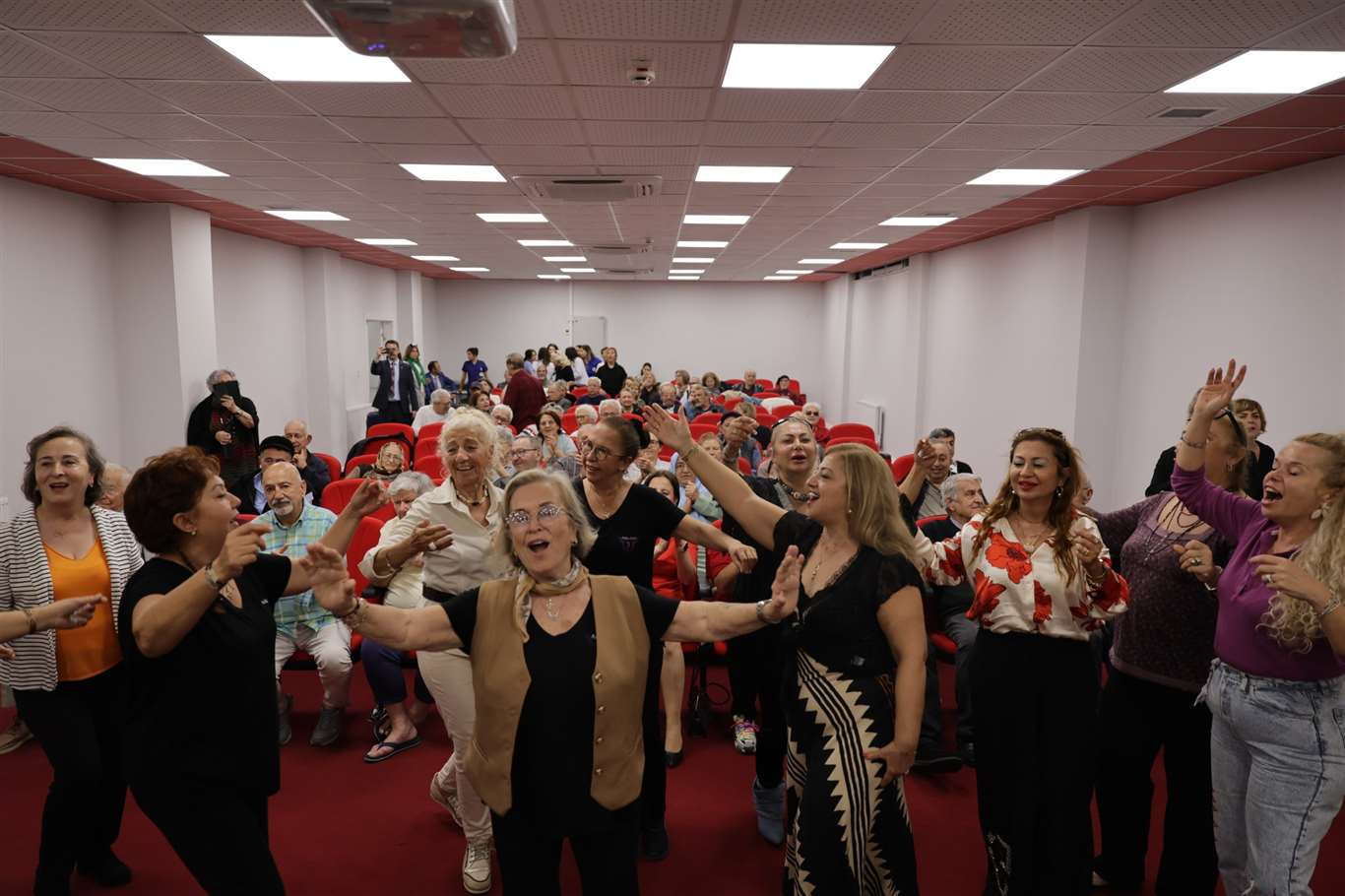 Yaşam Evi sakinleri, müzik ve dansla eğlendi haberi