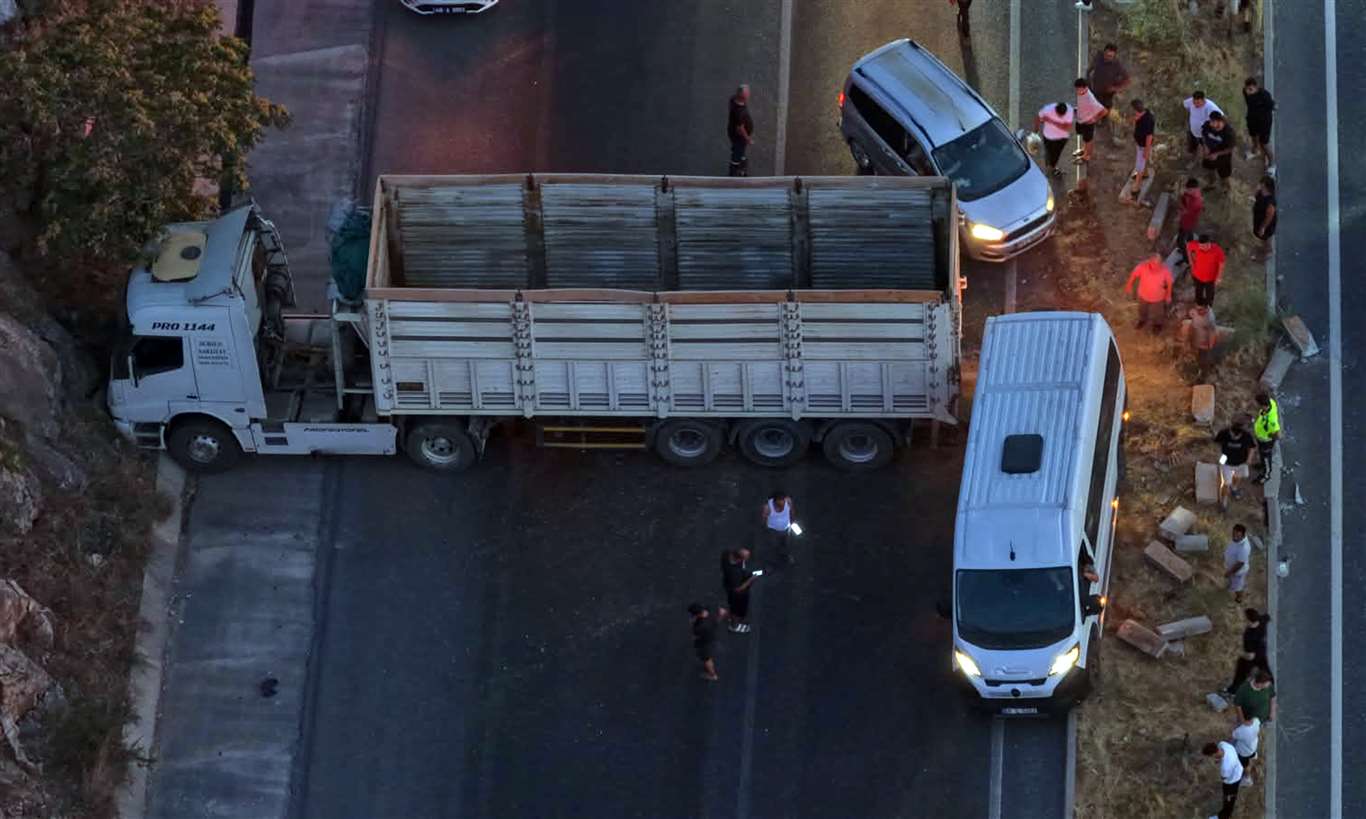 Yatağan’da tır karşı şeride geçti: Yol trafiğe kapandı haberi