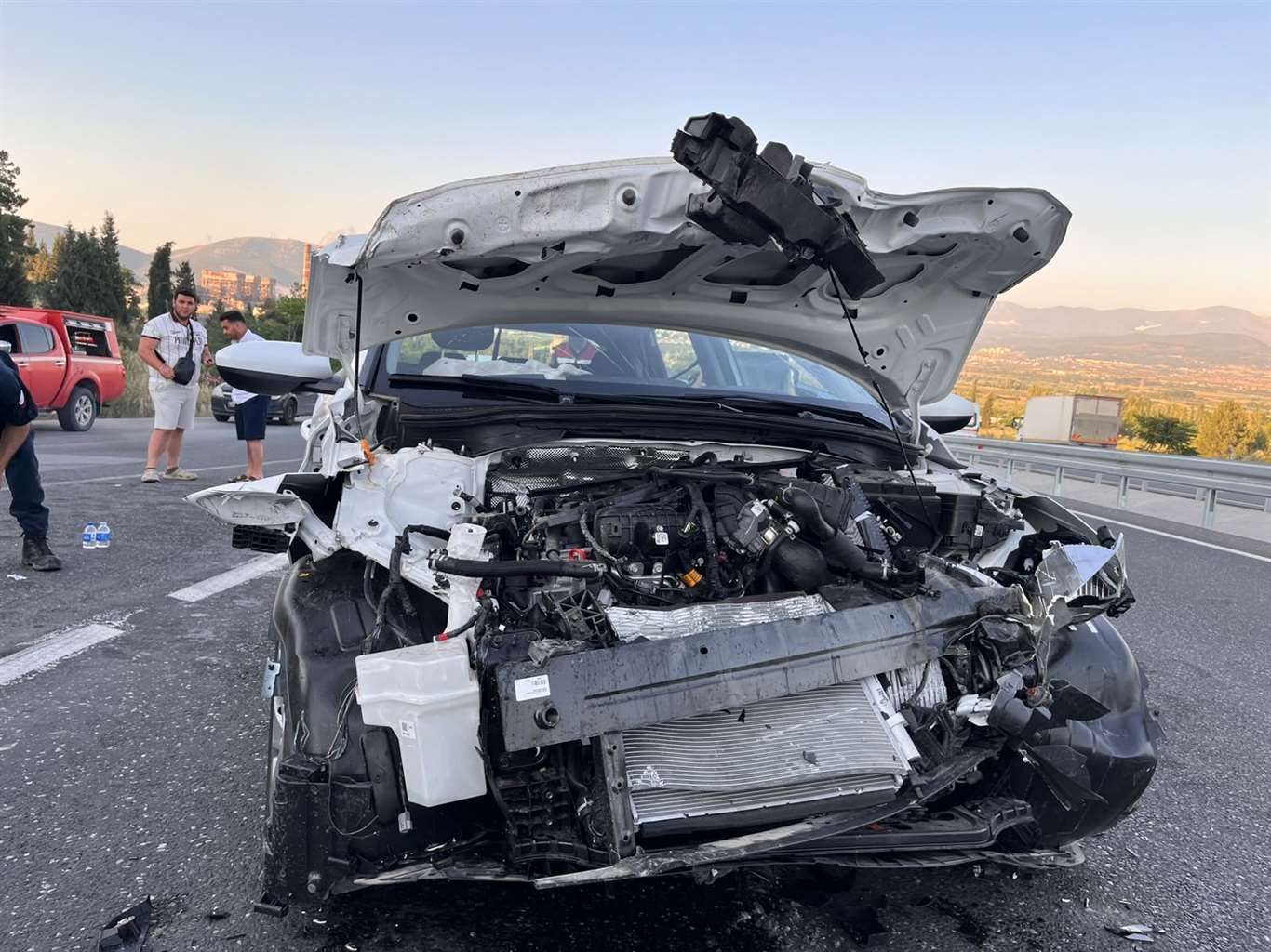 Yatağan'da tıra çarpan otomobil hurdaya döndü: 2 yaralı haberi