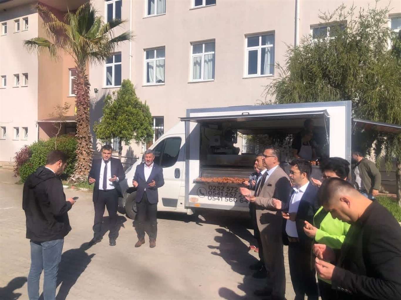 Yatağan'da şehit öğretmen ve öğrenciler için lokma hayrı yapıldı haberi