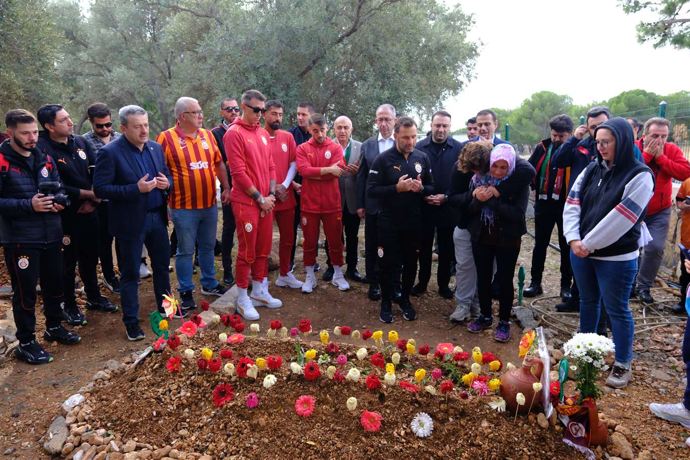 Galatasaray yönetimi ve futbolcular, Yiğit Kurt'un mezarını ziyaret etti haberi