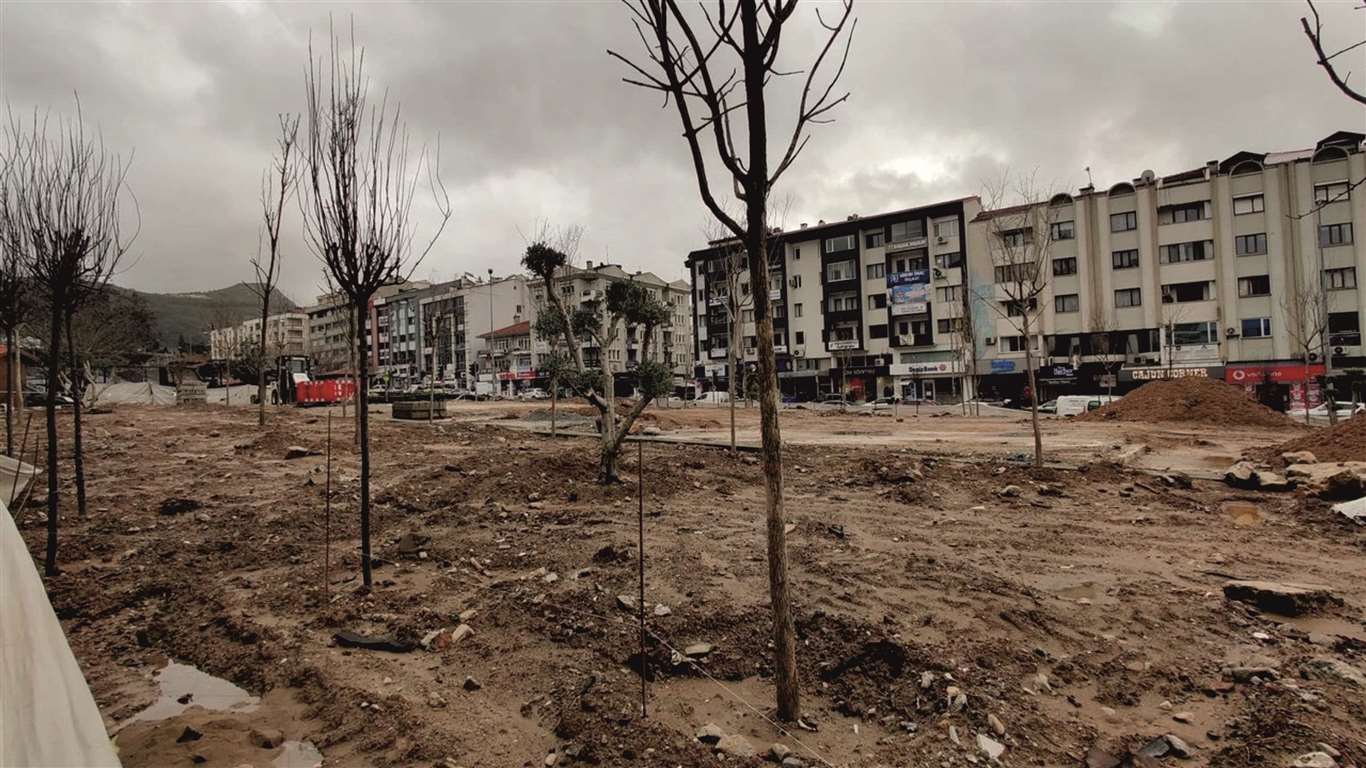 Menteşe'de yıkılan işhanı alanı yeşillendiriliyor haberi