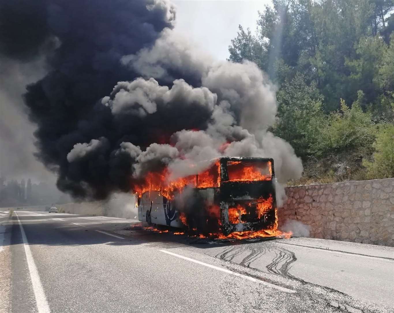       Yolcu otobüsü alev alev yandı, 36 yolcu ölümden döndü haberi