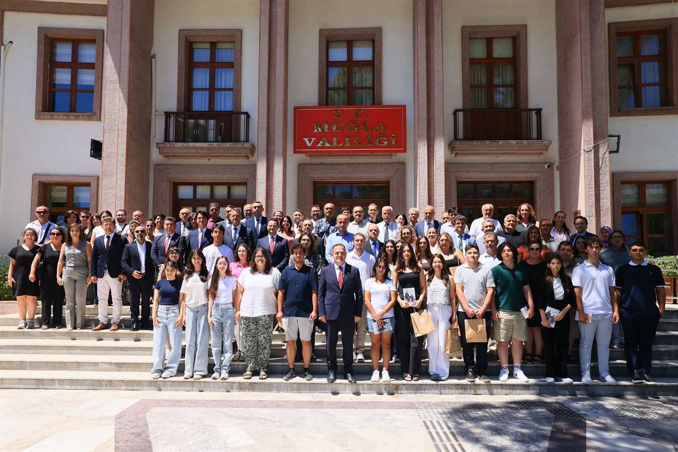 2025 YKS'de ilk bine giren öğrencilerden Vali Akbıyık'a ziyaret haberi