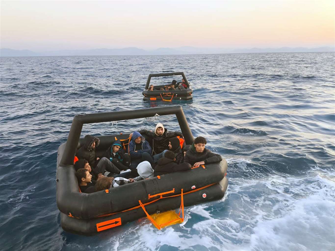 Yunanistan, 15 çocuğun içinde bulunduğu can sallarını Türk karasularına geri itti haberi