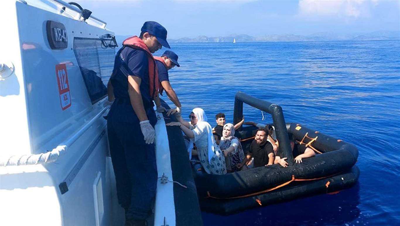 Yunan sahil güvenlik 3'ü çocuk 8 düzensiz göçmeni Türk karasularına geri itti haberi
