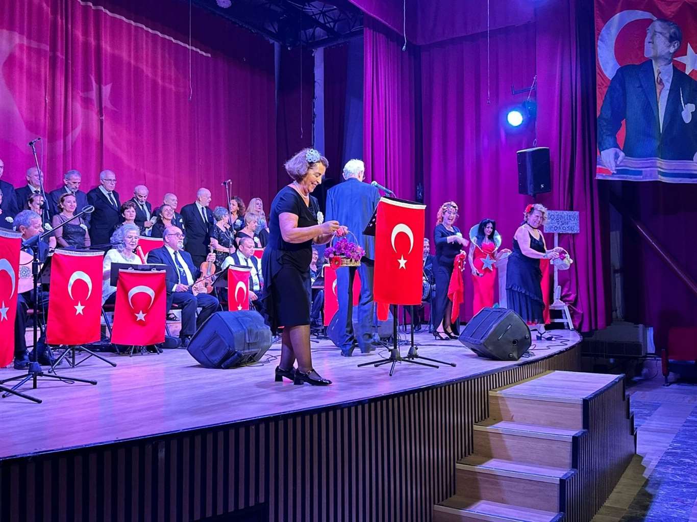 100 yaş evi üyelerinden 'Ata'ya Saygı' konseri haberi