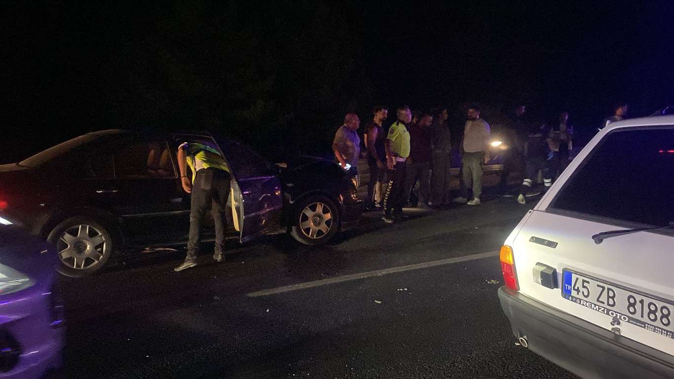 Sakar'da zincirleme kaza: 6 araç birbirine girdi, trafik kilitlendi haberi